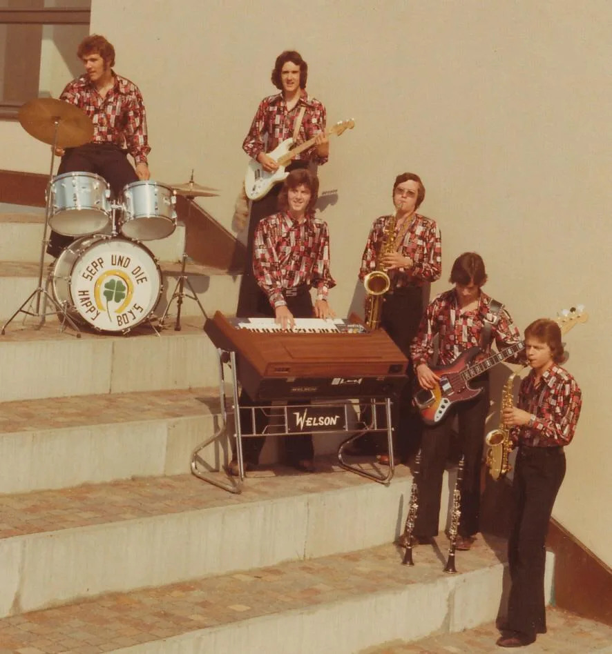 Die sechsköpfige Band «Sepp und die Happy Boys» spielen auf einer Treppe.